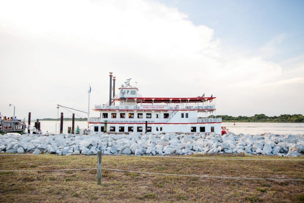 Romantic Summer Wedding On A Savannah Riverboat In Savannah Ga Chicago Style Weddings